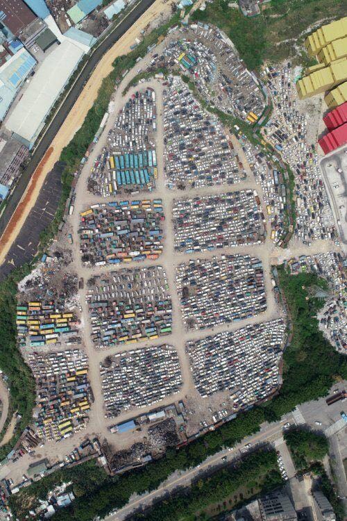  位于龙岗区宝龙街道片区的深圳市报废车回收有限公司收车场内，停满了等待拆解处理的车辆。