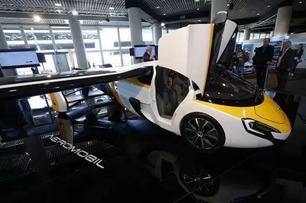  一家斯洛伐克公司周四推出了一种飞行汽车的商用设计，定价超过100万美元。该公司表示，他们有望在2020年交付第一批订单。