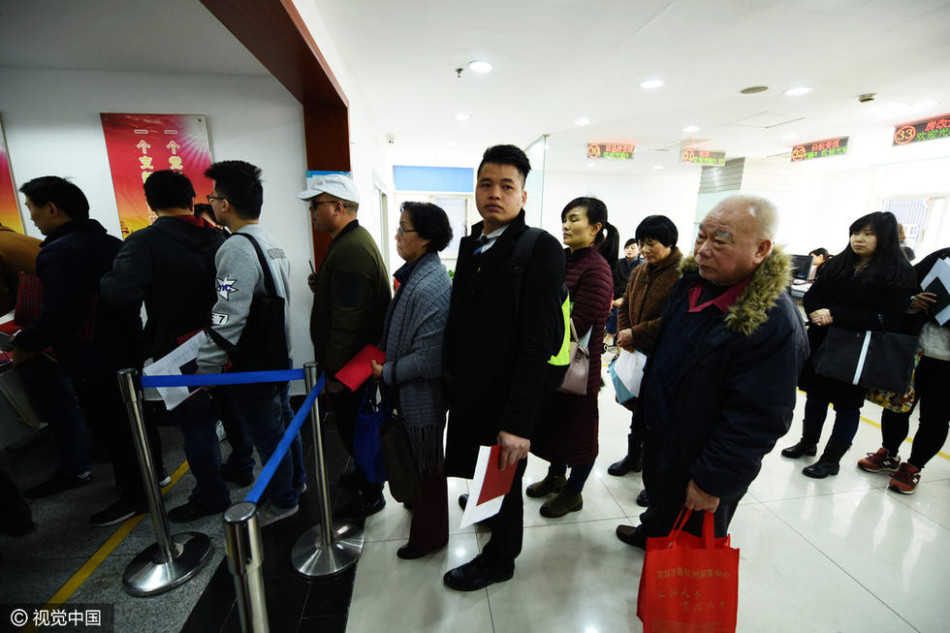  3月2日，杭州房地产交易大厅挤满等待办理手续的市民。 视觉中国/龙巍
