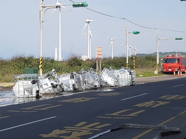 3月26日，台湾桃园市一辆载满硫酸的化学槽车行经芦竹区台15线时，疑因转弯过急导致车上9桶、每桶约1吨的硫酸洒出车外。