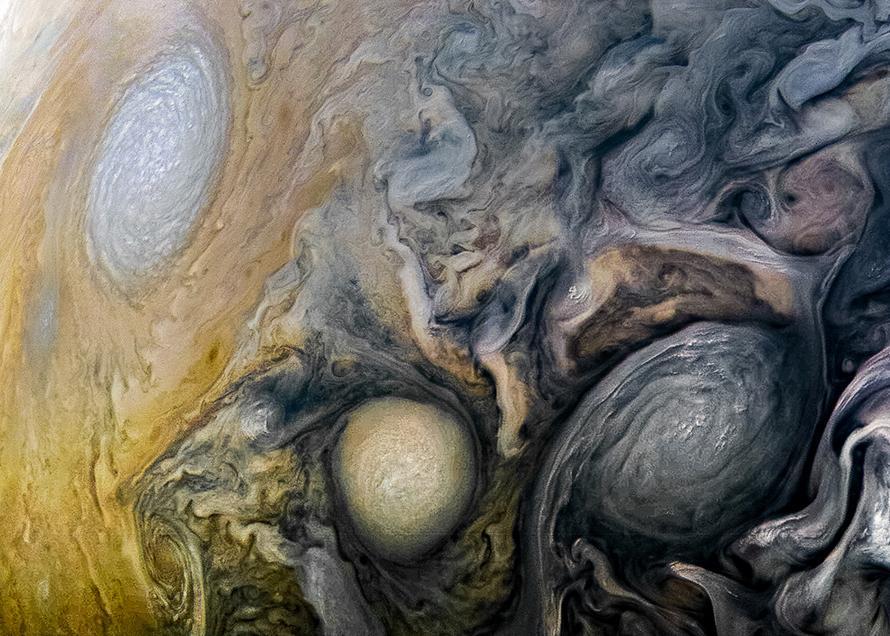 近日，NASA在官网公布了由“朱诺”号木星探测器在4月1日拍摄的最新木星表面图像，这是“朱诺”号第12次飞越木星。图片显示了木星北半球独特的大气层漩涡，大小不一的涡旋如同一个个神秘的洞口，通往木星内部。 图片来源：NASA官网