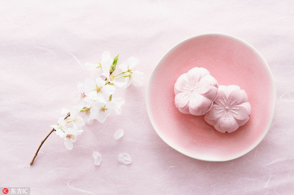  樱花巧入食，怡情又养性。日本春季赏樱，随之而来的是樱花季特有的美食。从传统樱花茶到樱饼，从樱花饭团到樱花粉和果子，必不可少的还有樱花寿司。