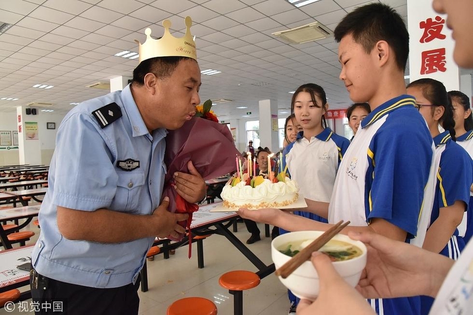 渭南初级中学食堂上演感人一幕。学生们为临渭交警大队三中队护校民警赵增利庆祝生日，