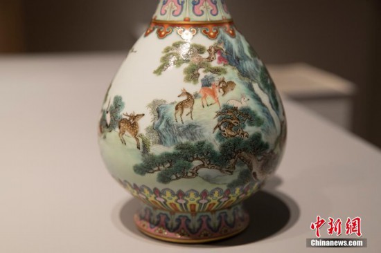 5月22日，一件罕见的乾隆时期皇家瓷瓶展出，它将于6月在法国巴黎苏富比拍卖。据了解，该藏品在原主人阁楼的鞋盒中放置了数十年。