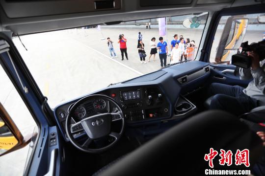 上海首测物流无人重卡车
