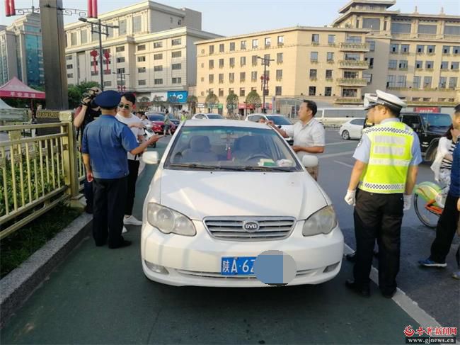 西安蓮湖交警運政執法打擊非法營運“黑車”