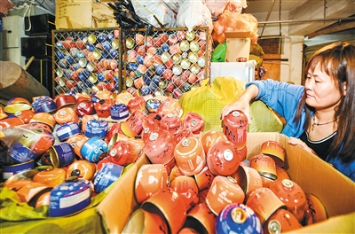 秦岭“净水鸟”14年收集废旧野营气罐超8万个