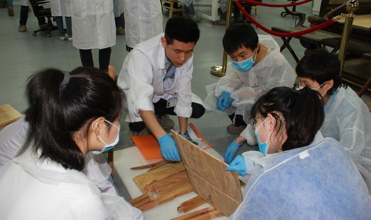 刻木雕 拼榫卯 文化和自然遗产日公众走进陕历博体验文物修复