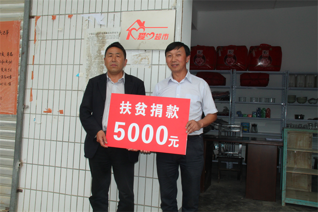 宁强县政协委员杜西成向小寨子村扶贫捐款。