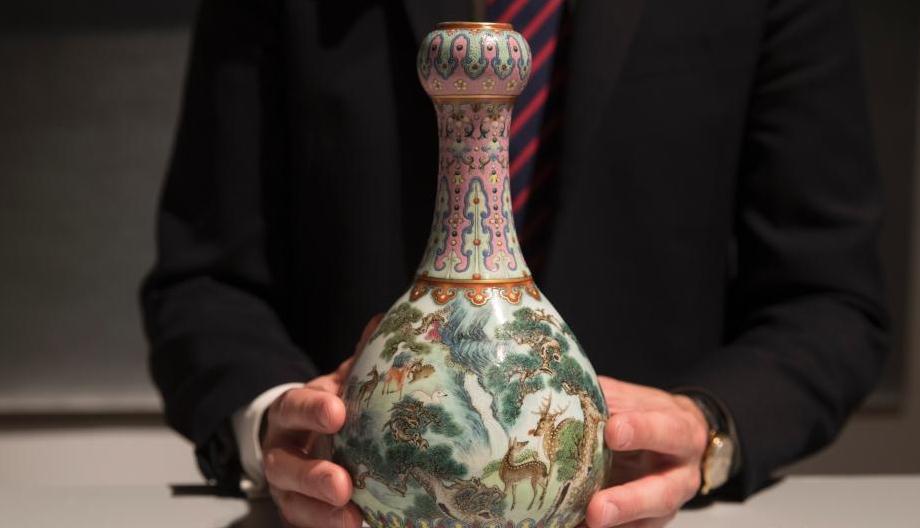乾隆时期花瓶在法拍出1.2亿元 超过估价数十倍
