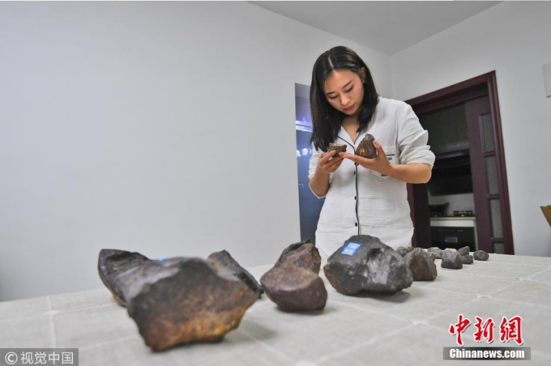 杨可欣在家观赏她捡回的陨石。