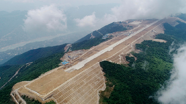 航拍三峽之巔“云端航母”巫山機場