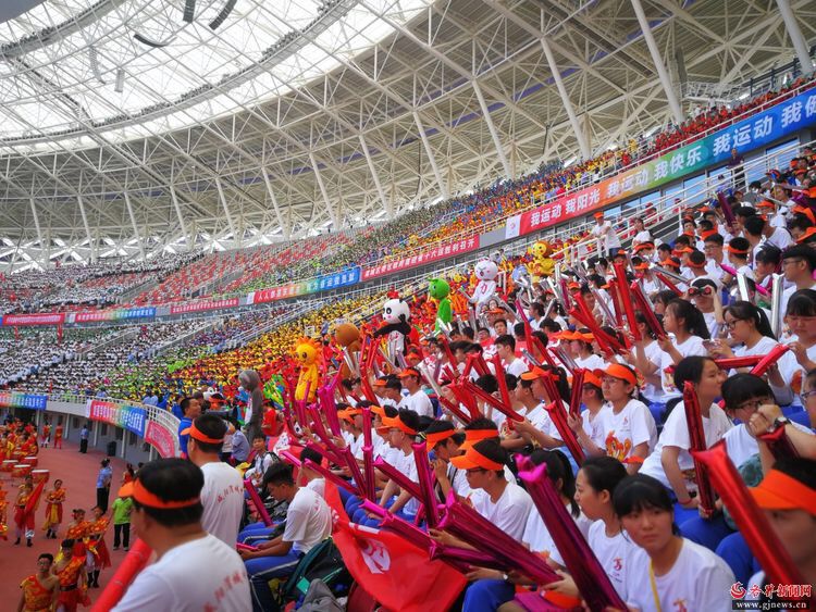 咸阳市2018年学生运动会在奥体中心举行