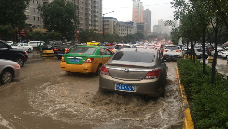 西安今天降雨路面積水嚴(yán)重 提醒市民車主注意安全