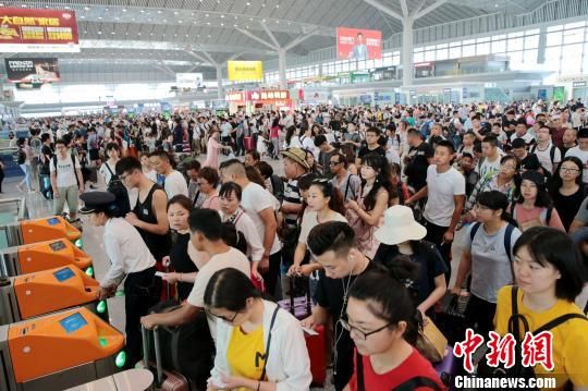 2018年暑运昨启幕 西安首开至昆明动车