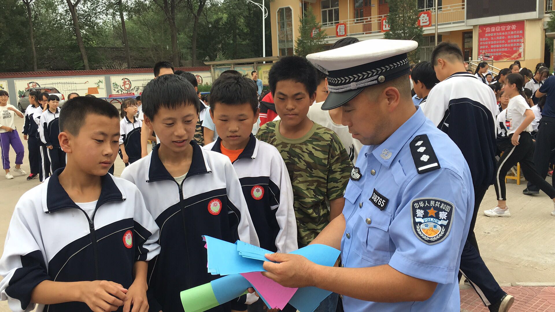 榆林交警三大队走进小纪汗中学开展暑期交通安全宣传活动