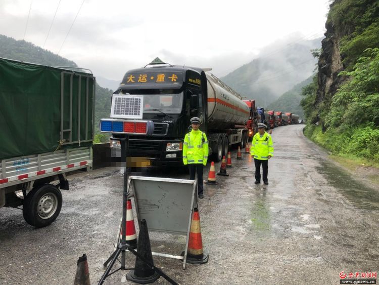 汉中市交警支队二大队保障汛期316国道山区段道路安全通行