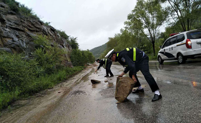 <strong>甘泉公安交警全面抓好雨季汛期道路交通安全防范工作</strong>