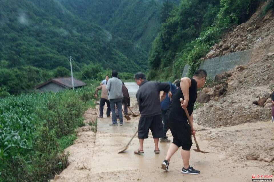 暴雨当前一条心：抗洪防汛，留坝县江口镇干部群众在行动！