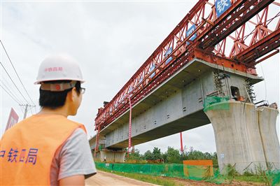 漠谷河2号特大桥首孔节段拼装梁完成拼接 银西高铁预计2020年底建成通车