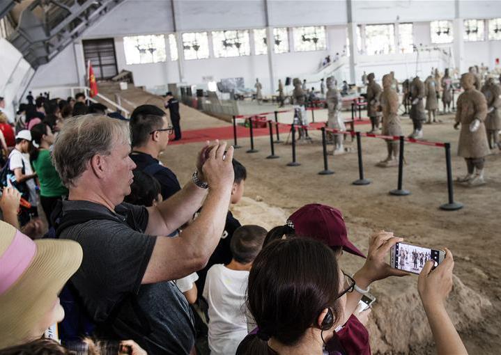 人如潮涌！秦兵馬俑迎來參觀旅游高峰