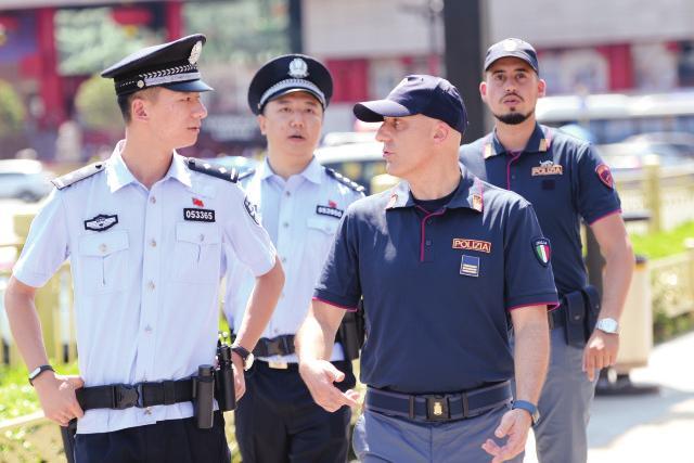 兩名意大利警察西安街頭巡邏