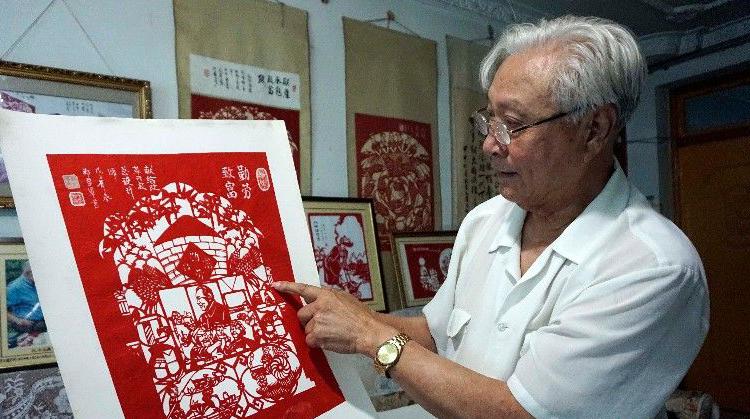 82歲老人用剪紙記錄改革開放 每幅都有標(biāo)題和配文