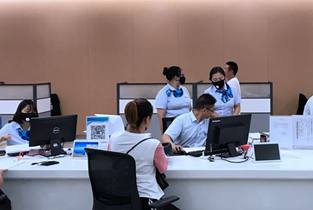 莲湖区市民中心装修味道刺鼻 工作人员统一戴口罩上班
