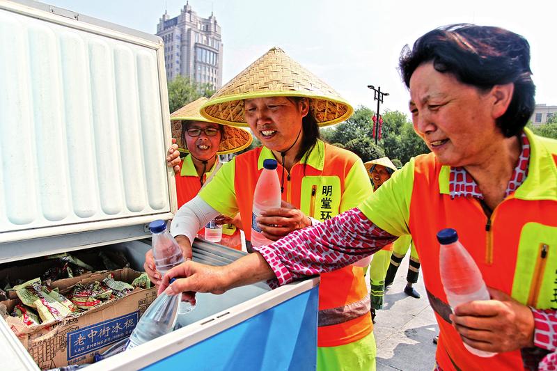 免費(fèi)“愛心冰柜”亮相西安 消了暑氣暖了人心