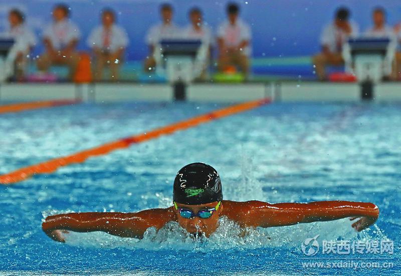 8月17日，省十六运会（青少年组）游泳项目举行首日比赛。图为运动员在泳池劈波斩浪。 记者 戴吉坤摄