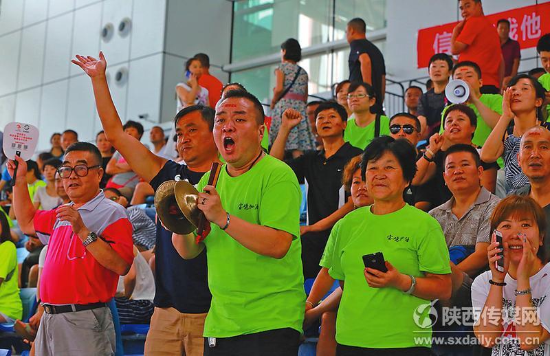 8月17日，省十六运会（青少年组）游泳项目比赛现场气氛紧张热烈，观众热情地为运动员鼓劲加油。 记者 戴吉坤摄