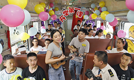 開學第一課 山區(qū)孩子在“秦嶺最美小慢車”車廂親近音樂