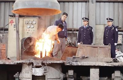 陜西集中銷毀槍爆物品 5000余支槍被送進(jìn)煉鋼爐