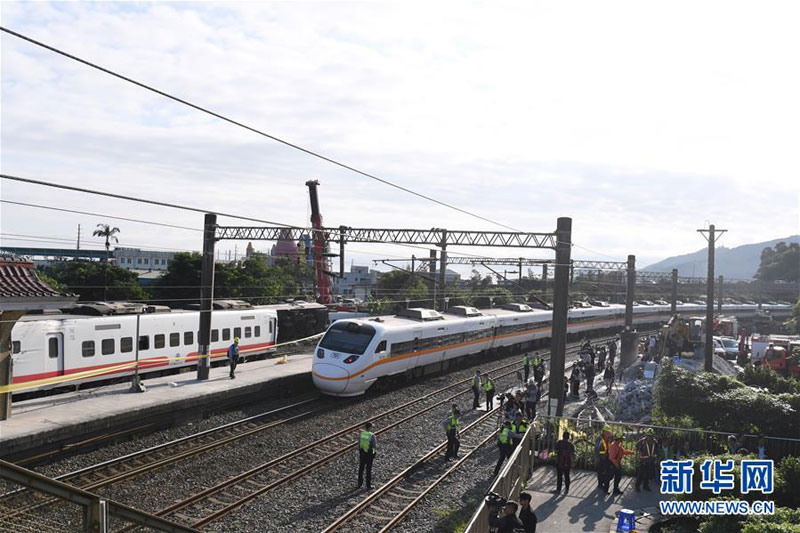 10月22日，列车驶过发生事故的新马车站。 新华社记者 金良快 摄 图片来源：新华网