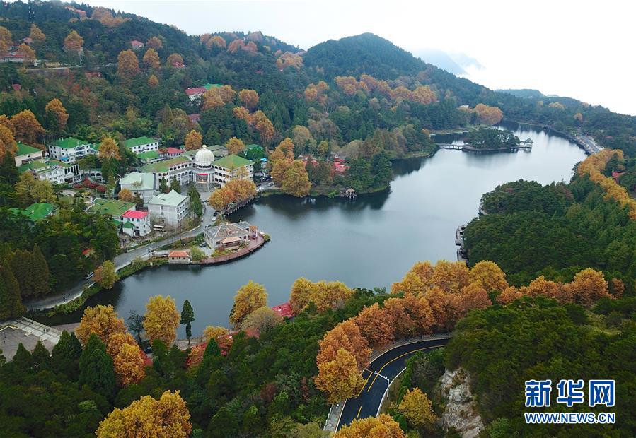 这是10月20日无人机拍摄的如琴湖。  　　当日，位于江西省九江市庐山风景区内的如琴湖云雾缭绕，层林尽染，吸引众多游客前来观赏游玩。  　　新华社记者 胡晨欢 摄