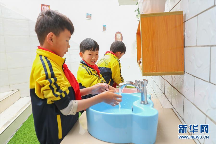 10月23日，几名学生在贵州省织金县桂果小学的厕所洗手池洗手，桂果小学是10所项目学校之一。新华社记者 张玉薇 摄