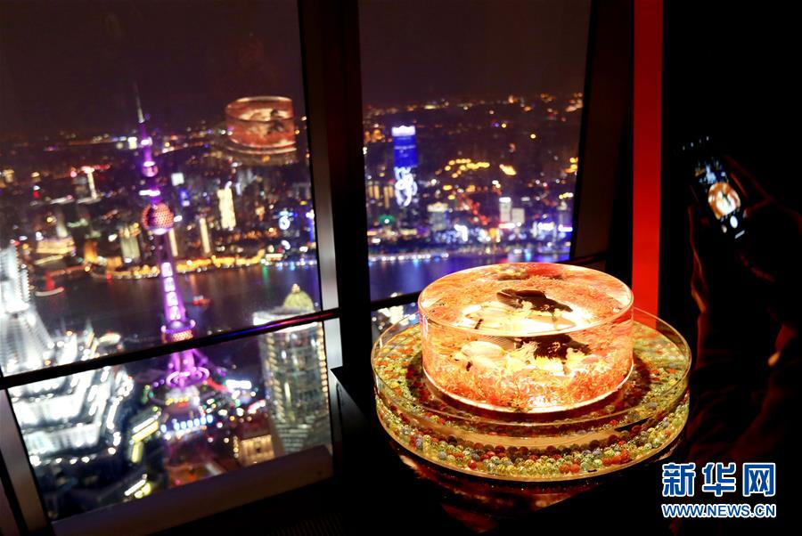 展出的金鱼展缸与浦东陆家嘴的景观灯光相辉映（10月25日摄）。新华社记者 刘颖 摄