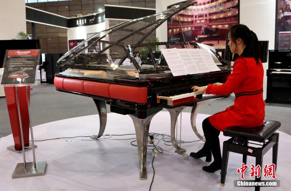10月27日，第十二届合肥国际文化博览会上，一架售价为298万元的博兰斯勒PH21梦幻系列钢琴圈粉众多参观者。这架红黑配色的钢琴摆放在合肥滨湖国际会展中心8号馆中央，配备透明键盖、金属外框的它正是世界钢琴十大品牌之一的博兰斯勒钢琴，被德国政府认定为“德国国宝”。夏莹 摄