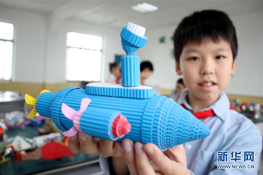 10月31日，江苏省苏州市平江实验学校的学生展示利用废旧物品制作的创意模型。新华社发(王建康 摄)