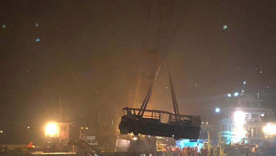 重慶萬(wàn)州墜江公交車打撈出水 車身明顯變形