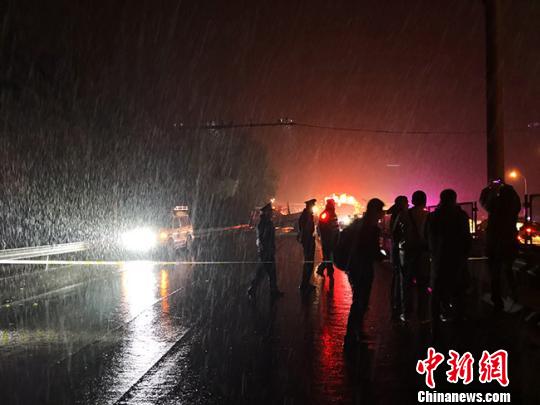 甘肃车祸致15人遇难40余人受伤生命救援雪夜进行