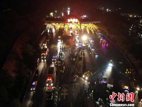 甘肅車禍致15人遇難40余人受傷 生命救援雪夜進行