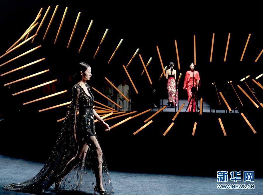 　11月2日，模特在北京举行的中国国际时装周闭幕式上展示EP雅莹时装。11月2日，中国国际时装周（2019春夏系列）在北京落下帷幕。 新华社记者 陈建力摄