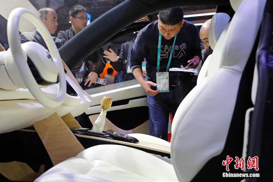 11月6日，上海，在首届中国国际进口博览会的芬兰馆内，观众近距离体验木质材料制成的概念车。中新社记者 殷立勤 摄