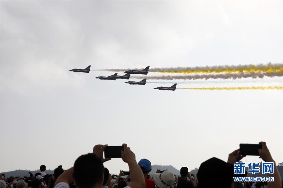 　11月11日，中国空军八一飞行表演队在航展上进行飞行表演。 当日，第十二届中国国际航空航天博览会在广东珠海闭幕。 新华社记者 刘芳 摄