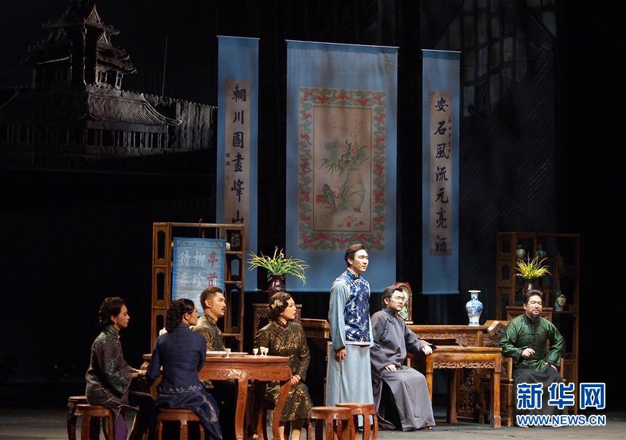 11月10日晚，故宫博物院原创话剧《海棠依旧》在上海文化广场上演。新华社记者 任珑 摄