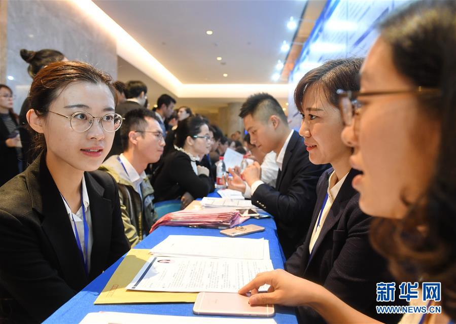 　11月11日，中国人民大学新闻学院硕士研究生周斯民（左一）与招聘单位清华——福州数据技术研究院的工作人员洽谈。 当日，参加第二届“榕博汇”——福州2018人才对接活动的高校学子与用人单位开展对接活动。 据悉，本次“榕博汇”共吸引183家用人单位，提供博士需求岗位1166个，硕士需求岗位1547个。 新华社记者 林善传 摄