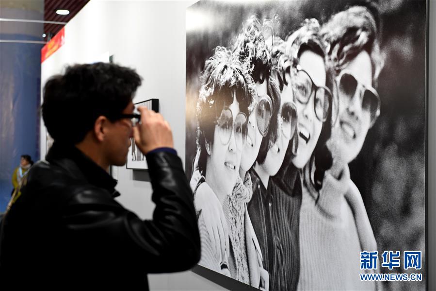 　　11月18日，观众在第十二届中国摄影艺术节图片展上参观。当日，第十二届中国摄影艺术节在河南省三门峡市开幕，将举行涵盖新闻、纪实、艺术、商业等多种题材的摄影作品展及摄影学术论坛活动。新华社记者 朱祥 摄