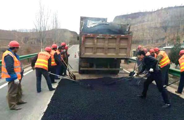 綏德公路管理段及時(shí)修復(fù)沿黃觀光路路面病害