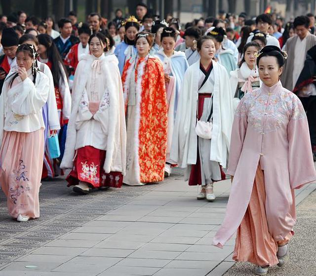 西安：漢服巡游展示傳統(tǒng)文化